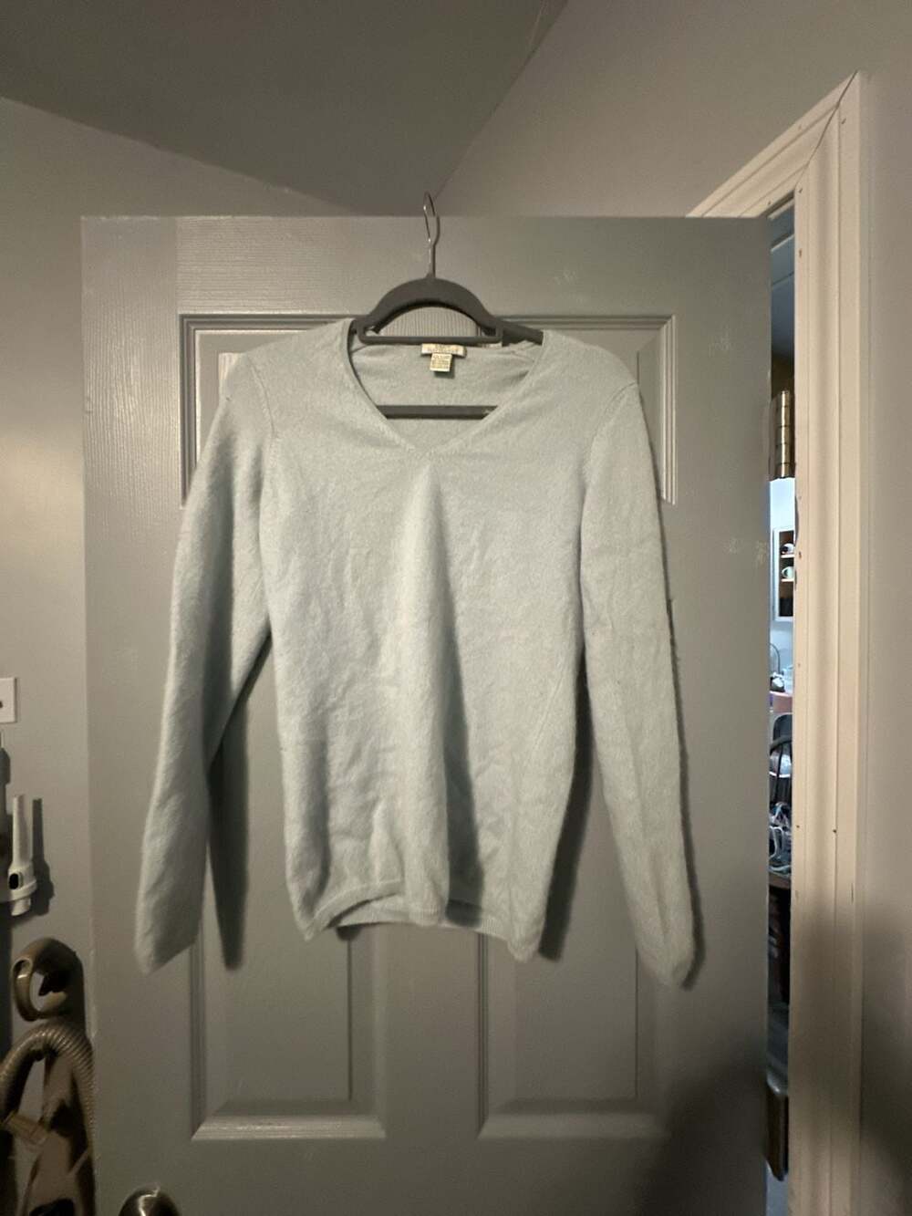 Lady Hathaway Women's 100% Cashmere Long Sleeve V-Neck Sweater in Light Blue
